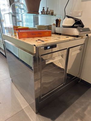 une cuisine équipée d'une cuisinière, d'un évier et d'un réfrigérateur
