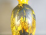 un vase jaune et noir posé sur une table