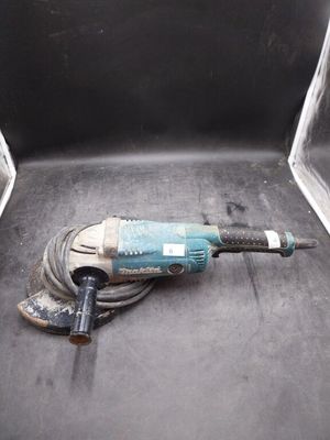 une photo d'une perceuse posée sur le plancher d'un camion