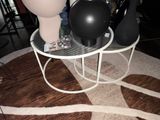 deux vases posés sur une petite table dans un salon