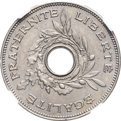 gros plan d'une pièce d'argent ornée d'une couronne
