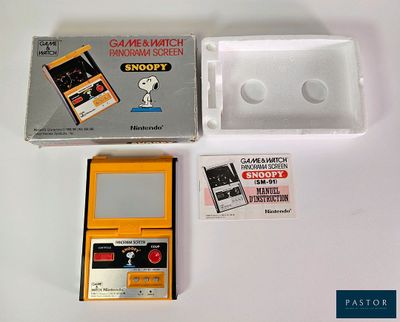 une Nintendo Game Boy avec un jeu à l'intérieur et sa boîte