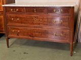 une commode en bois avec un plateau en marbre dans une pièce