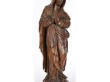 une statue en bois représentant une femme tenant un enfant