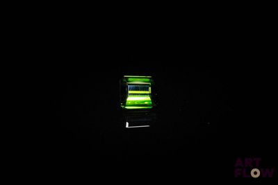 une image d'un téléphone portable allumé dans l'obscurité