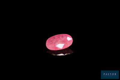 un diamant rose sur fond noir