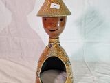 une figurine en céramique représentant un homme coiffé d'un chapeau