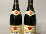 deux bouteilles de vin posées l'une à côté de l'autre sur une table