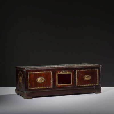 un coffre ancien en bois, muni de deux portes et de deux tiroirs d'un côté