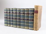 six livres sont alignés sur une surface blanche