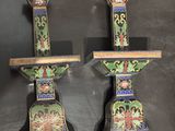 paire de bougeoirs chinois anciens à cloisons, ornés de motifs floraux peints à la main