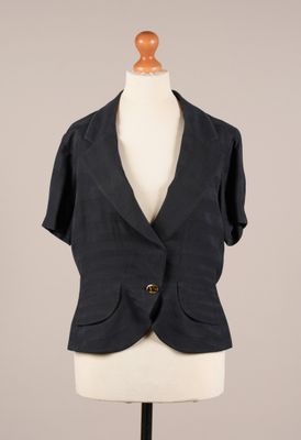une image d'une veste de femme sur un mannequin