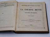 un livre ouvert posé sur une table blanche, sur fond blanc