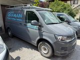 une camionnette garée dans un parking