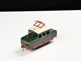 un petit train sur une surface blanche avec un fond noir
