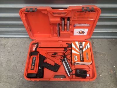 une trousse à outils dans une mallette posée par terre