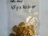 un sac de pièces d'or posé sur une table blanche