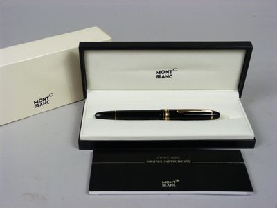 un stylo noir et doré dans une boîte posée sur une table
