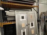 une pièce dans laquelle se trouvent de nombreux objets métalliques