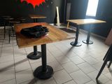 une table sur laquelle est posé un sac, au milieu d'une pièce