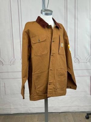La veste est marron et possède un col marron.