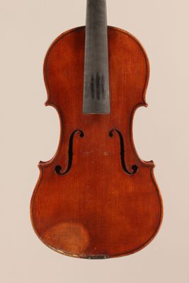 un vieux violon avec un archet accroché à son dos