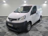 la camionnette blanche est garée sur le sol en damier d'une pièce