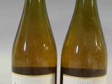 deux bouteilles de vin posées l'une à côté de l'autre sur une table