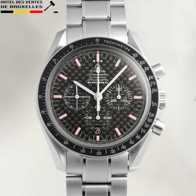 une image d'un gros plan d'une montre sur une surface blanche