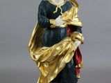 une image représentant la statue d'un homme vêtu d'une robe