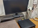 une photo d'un téléviseur à écran plat posé sur un bureau en bois