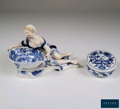 des figurines en porcelaine représentant une femme assise dans un bateau et un bol