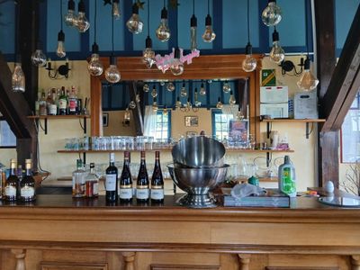 un bar sur lequel sont posées de nombreuses bouteilles de vin