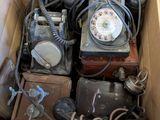 une boîte remplie d'objets assortis qui s'y trouvent