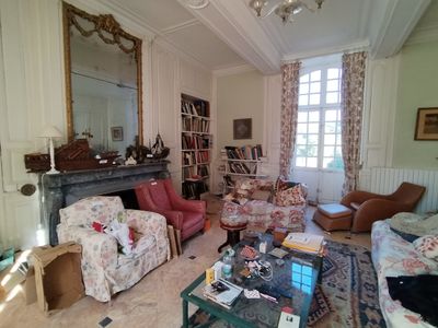un salon avec beaucoup de meubles