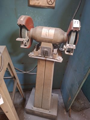 une machine posée sur une table dans une pièce