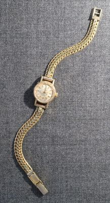 gros plan d'une montre-bracelet entourée d'une chaîne