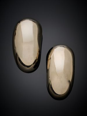 paire de boucles d'oreilles ovales plaquées or sur fond noir