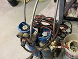 une photo montrant un tas d'outils posés par terre