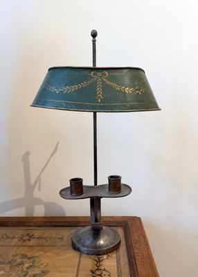 une lampe posée sur une table dans une pièce