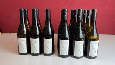 six bouteilles de vin sont alignées sur une table