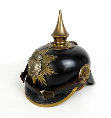 un casque noir et doré orné d'une étoile dorée