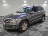 La Volkswagen Tiguan est garée dans le garage, sur un sol à damier.