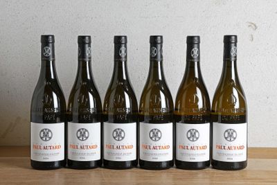 six bouteilles de vin sont alignées sur une table en bois