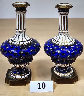 deux vases posés l'un à côté de l'autre sur une table