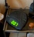 1 radio réveil + 1 téléphone sans fils