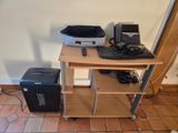 un bureau d'ordinateur sur lequel se trouvent un clavier et une imprimante
