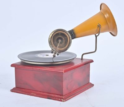 une boîte en bois rouge surmontée d'une corne jaune
