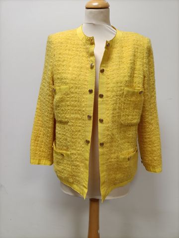 CHANEL BOUTIQUE - Veste en lainage jaune, boutons signés. T 40-42