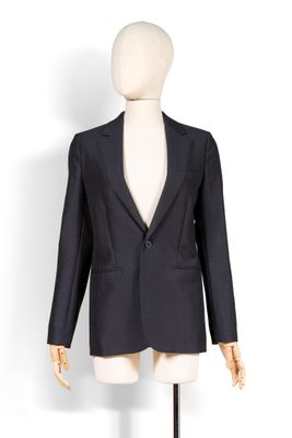 un mannequin portant un blazer noir sur un mannequin blanc mannequin mannequin mannequin mannequin manne
